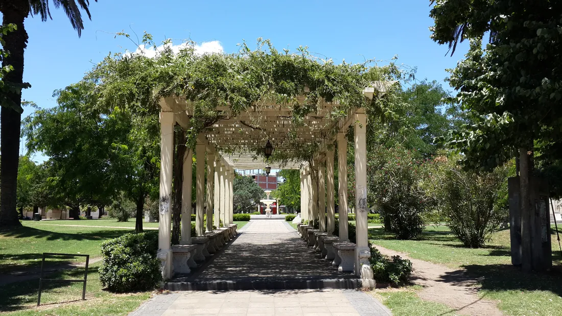 Pérgola de la Plaza 25 de Mayo de Bragado, con la fuente al fondo
